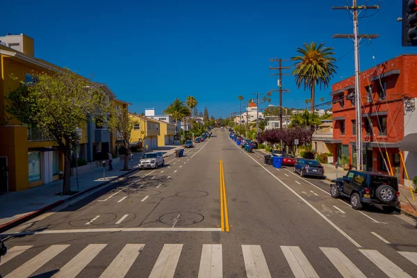 Los Angeles, California, Usa, 15 czerwca 2018 r.: Zobacz samochody zaparkowane po jednej stronie drogi na ulicach w Santa monica. Miasto nazwano chrześcijańskich Monica — Zdjęcie stockowe