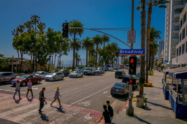 Los Angeles, Kaliforniya, ABD, Haziran, 15, 2018: Tanımlanamayan insanlar karşıdan karşıya Santa Monica'da kırmızı ışıkta geçerken açık bakış. . Şehir Hıristiyan saint Monica sonra adlandırılır — Stok fotoğraf