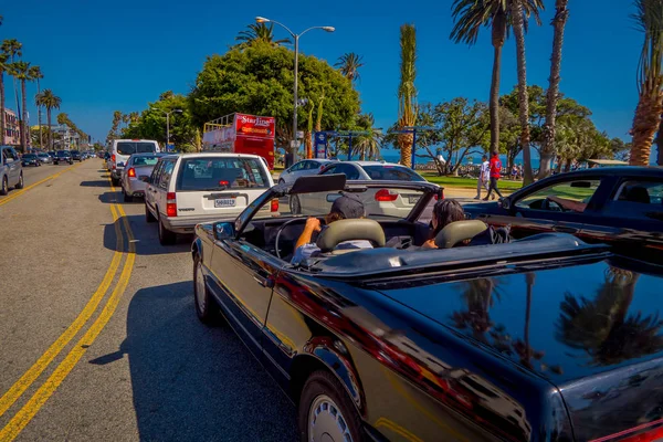 Los Angeles, California, Usa, 15 czerwca 2018 r.: Odkryty widok niezidentyfikowanych ludzi w samochodach poruszających się przez ulice w Santa monica w przepiękny słoneczny letni dzień z błękitnego nieba — Zdjęcie stockowe