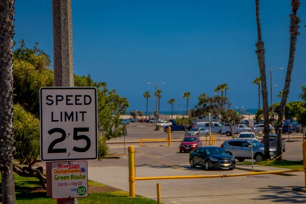 VENECIA, CALIFORNIA, EE.UU., 20 DE AGOSTO DE 2018: Vista al aire libre de la señal informativa del límite de velocidad 25 en Venice Beach en la ciudad de Santa Monica en Los Ángeles —  Fotos de Stock