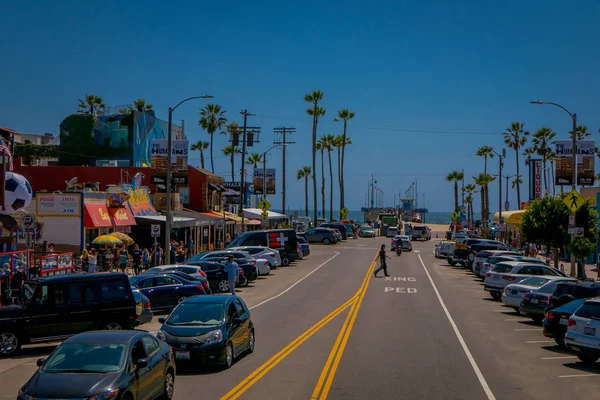 로스 앤젤레스, 캘리포니아, 미국, 8 월 20, 2018: 자동차의 보기 위의 주차 산타 모니카에 있는 거리에 도로의 1 개의 측에 화려한 화창한 날에 — 스톡 사진