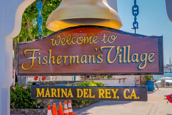 Los Ángeles, California, Estados Unidos, 20 de agosto de 2018: Vista al aire libre de Bell en la cima de un banco en el pueblo de Fishermans en un hermoso día soleado — Foto de Stock