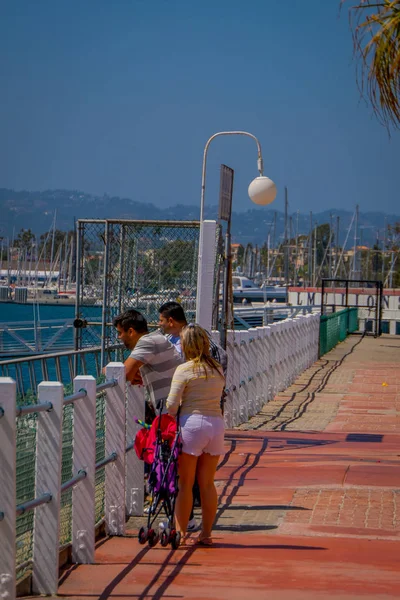 Los Angeles, California, USA, AUGUST, 20, 2018: Outdoor view of unidentified tourists in Santa Monica beach in Los Angeles, United States. Santa Monica is a beachfront city in western Los Angeles — Stock Photo, Image