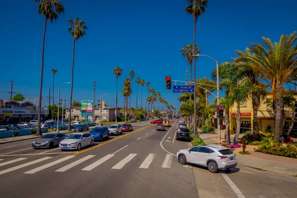 Los Ángeles, California, Estados Unidos, 15 de junio de 2018: Vista de los coches estacionados a un lado de la carretera en las calles de Santa Mónica. La ciudad lleva el nombre de la santa Mónica cristiana — Foto de Stock