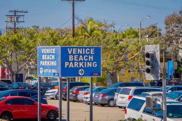 Лос-Анджелес, Калифорния, США, АВГУСТ, 20 августа 2018 года: Открытый вид на Venice Beach Parking area с несколькими автомобилями, припаркованными в Санта-Монике, океан и парковка. Миллионы людей посещают Санта-Монику каждый — стоковое фото