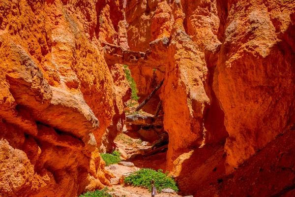 Вид снаружи между красными скалистыми горами в штате Юта США — стоковое фото