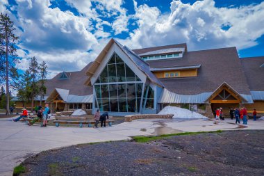 Yellowstone, Montana, ABD 24 Mayıs 2018: eski sadık ziyaretçi merkezi Wyoming Yellowstone ABD'de ilk Milli Parkı ve yaygın olarak dünyanın ilk Milli Parkı olmak tutulan