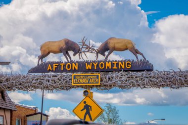 Dünyalar hayal elkhorn Arch bulutlu gökyüzü arka planda bir yaz sezonu boyunca şehrin girişinde Afton, Wyoming, Amerika Birleşik Devletleri - 07 Haziran 2018: açık görünüm