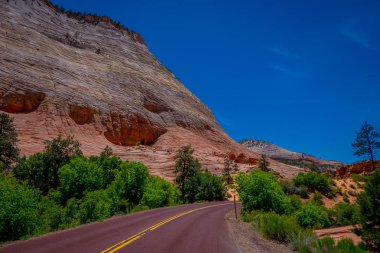 Turuncu ve kırmızı kumtaşı pitoresk dağlar arasında doğal yol kırmızı asfalt güzel manzara