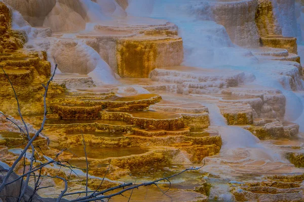 Boki widok wiosna Kanaryjskie i tarasów w obszarze Mammoth Hot Spring Park Narodowy Yellowstone — Zdjęcie stockowe