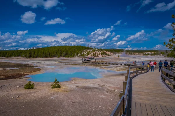 YELLOWSTONE, MONTANA, ÉTATS-UNIS 02 JUIN 2018 : Des personnes non identifiées prennent des photos et profitent des piscines d'eau colorée du bassin Norris Geyser dans le parc national de Yellowstone — Photo