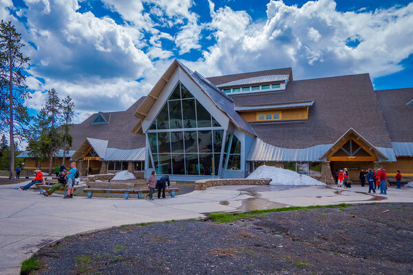 Йеллоустоун, МОНТАНА, США, 24 января 2018 года: "Олд Фейтфилд Центр" в штате Вайоминг, Йеллоустоун был первым национальным парком в США и считается первым национальным парком в мире.
