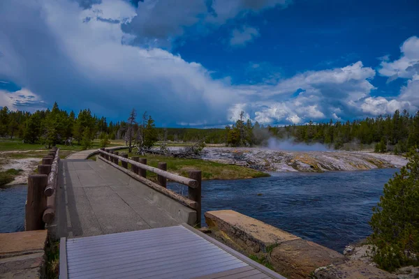 Hermosa vista al aire libre del puente de madera sobre el río Firehole en el parque nacional de Yellowstone — Foto de Stock