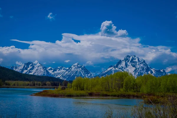 Hermoso paisaje del río Yellowstone en el parque nacional de Yellowstone, Wyoming —  Fotos de Stock