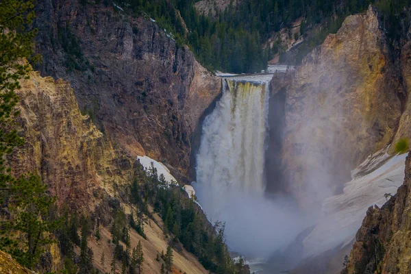 Üst Yellowstone Yellowstone Milli Parkı, Wyoming, Amerika Birleşik Devletleri'nde düşüyor