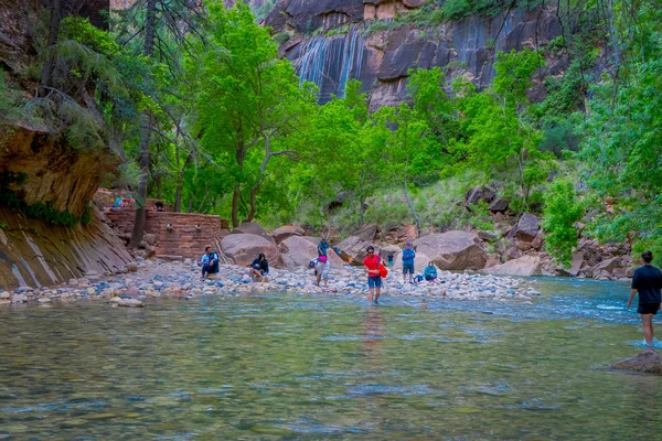 ZION, UTAH, USA - JUNE 14, 2018: Outdoor view of unidentified people hiking in zion narrow with virgin river in summer season, in Zion National park, Utah — Stock Photo, Image