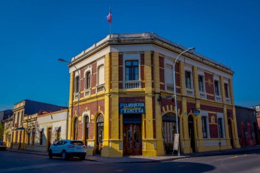 Santiago, Şili - 13 Eylül 2018: Santiago, Şili'nin başkenti Barrio Yungay bulunan bir kuaför salonu sarı Köşe Bina açık görünümü