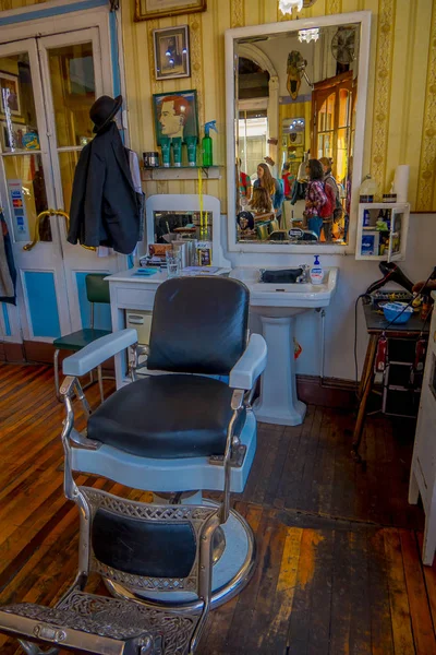 サンティアゴ、チリ - 2018 年 9 月 13 日: サンティアゴのバリオ Yungay の美容室の中の黒い椅子と鏡に反映して人々 の屋内表示 — ストック写真
