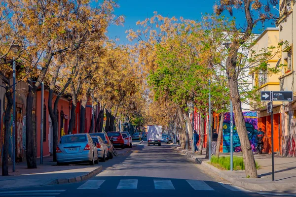 SANTIAGO, CHILE - 13 DE SEPTIEMBRE DE 2018: Coches estacionados bajo los árboles a un lado de la calle en el Barrio Yungay en Santiago, capital de Chile — Foto de Stock
