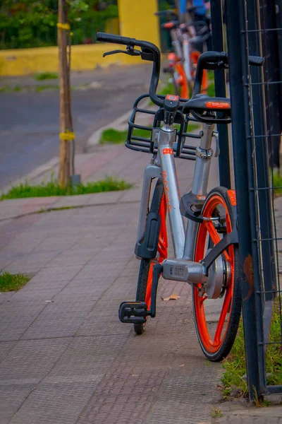 САНТЬЯГО, ЧИЛЬ - 13 СЕНТЯБРЯ 2018 г.: Велосипед припаркован на улице города в великолепный солнечный день в пригороде Сантьяго, Чили — стоковое фото