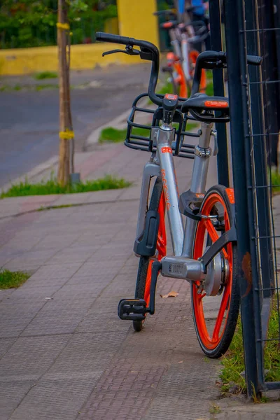 SANTIAGO, CHILE - 13 DE SEPTIEMBRE DE 2018: Bicicleta estacionada al aire libre de la ciudad en un hermoso y soleado día en la ciudad de Santiago, Chile —  Fotos de Stock