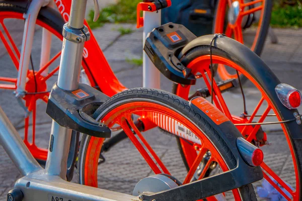 Santiago, chile - 13. september 2018: nahaufnahme selektiver fokus von radfahrrädern, die außerhalb der stadt abgestellt sind, an einem wunderschönen sonnigen tag in dowtown der stadt in santiago, chile — Stockfoto