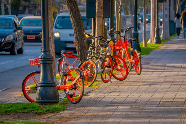SANTIAGO, CHILE - 13 DE SEPTIEMBRE DE 2018: Vista exterior de bicicletas estacionadas en fila en el centro de la ciudad de Santiago, Chile — Foto de Stock