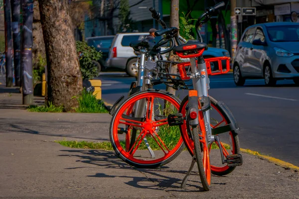 SANTIAGO, CHILE - 13 DE SEPTIEMBRE DE 2018: Bicicleta estacionada al aire libre de la ciudad en un hermoso y soleado día en la ciudad de Santiago, Chile — Foto de Stock