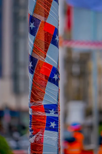 Крупный план металлического столба, завернутого пластиковым чилийским флагом ленты — стоковое фото