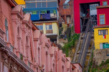 Valparaiso, Şili - Eylül, 15, 2018: Ascensor El Peral, Valparaiso içinde bir tepeye önde gelen adlandırılmış füniküler demiryolunun, açık görünüm