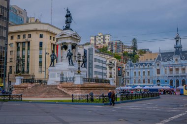 Valparaiso, Şili - Eylül, 15, 2018: Anıt için Heroes Of deniz mücadele, Iquique içinde 1879 ve Şili savaş kahramanı Arturo Prat, üzerinde Plaza Sotomayor. Valparaiso