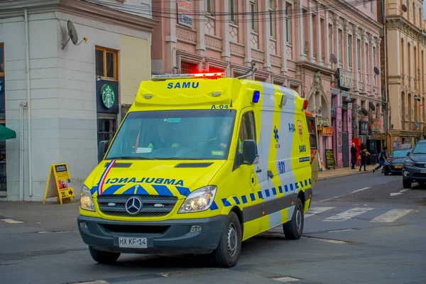 VALPARAISO, CHILI - 15 SEPTEMBRE 2018 : Vue extérieure d'une ambulance jaune circulant dans les rues de Valparaiso Chili — Photo