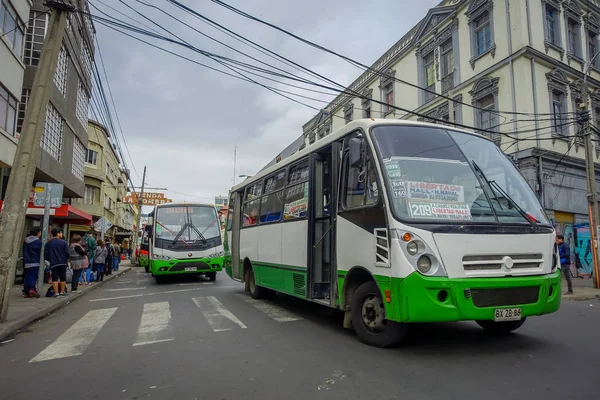 Valparaiso, Chile - szeptember, 15, 2018: Szabadtéri Nézd át az utcán Valparaiso Chile keringő busz — Stock Fotó