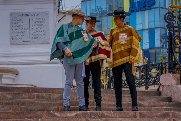 VALPARAISO, CHILE - 15 DE SEPTIEMBRE DE 2018: Adolescentes con sombreros y telas chilenas posando frente al Monumento a los Héroes del Combate Naval en la Plaza Sotomayor — Foto de Stock