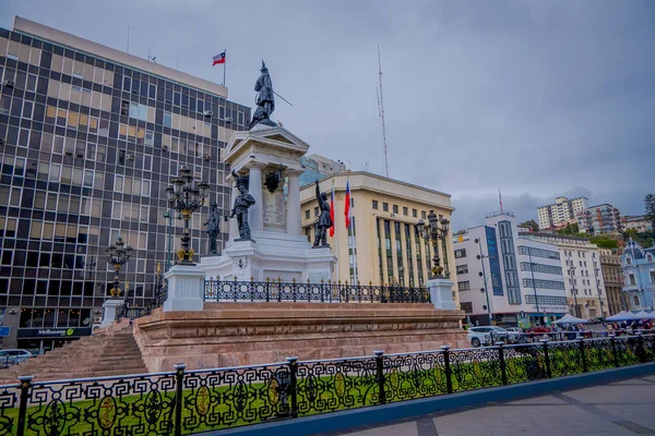 VALPARAISO, CHILI - 15 SEPTEMBRE 2018 : Monument aux héros du combat naval d'Iquique en 1879 et au héros de guerre chilien Arturo Prat, sur la Plaza Sotomayor. Valparaiso — Photo