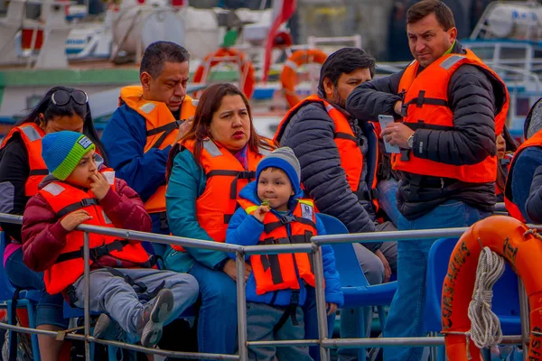 Valparaiso, Şili - Eylül, 15, 2018: Tanımlanamayan turist turist içinde bir can yeleği giymiş açık görünüm tekne bağlantı noktası Valparaiso içinde Pasifik kıyısında — Stok fotoğraf