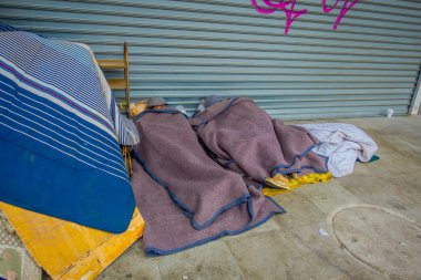 Vina Del Mar, Şili - Eylül, 15, 2018: Evsiz insan ve yaşam ve uyku Vina del Mar, Şili'deki kaldırımda