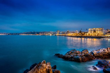 Vina del Mar, Şili'deki Pasifik kayalık kıyılarının açık güzel manzara