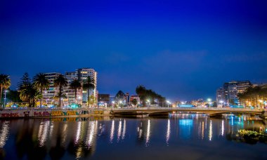 Vina Del Mar, Şili - Eylül, 15, 2018: Nehrin VI del Mar Şili kıyı kenti bir bina yapısı ile köprüden gece görünümü