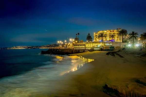 VINA DEL MAR, CHILE - 15 DE SEPTIEMBRE DE 2018: Hermosa vista al aire libre de una larga exposición con una hermosa costa del Pacífico con algún edificio detrás en Vina del Mar, Chile — Foto de Stock