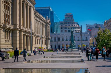 Santiago, Şili - 13 Eylül 2018: tanımlanamayan insanlar Meydanı Plaza de Armas Santiago de Chile bölgesinde bulunan