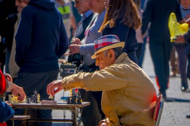 Santiago, Şili - 14 Eylül 2018: Plaza de Armas Santiago de Chile Town'da yer alan açık havada satranç oynayan kimliği belirsiz adam
