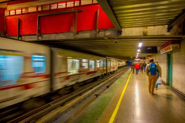 Santiago, Şili - 14 Eylül 2018: Hall in Estacion Alameda adlı, Merkez İstasyonu'na yürüme insan kalabalığı. 1885 yılında açıldı, bulanık tren ile Şili, kentin tek demiryolu İstasyonu artık.