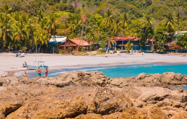 Playa Motezuma, Kosta Rika, Haziran, 28, 2018: yüzme ve Playa Montezuma kayalık plaj güzel mavi su zevk Tanımlanamayan kişi