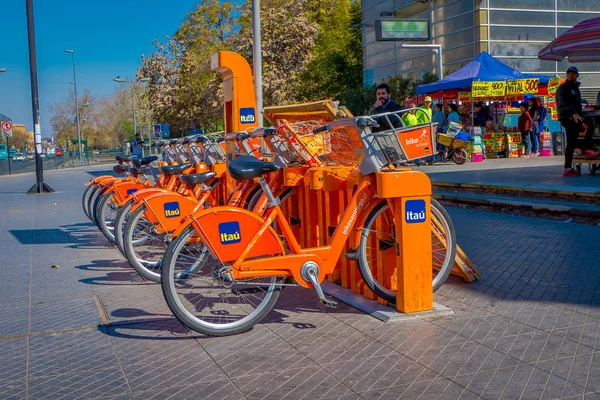 SANTIAGO, CHILE - 13 DE SEPTIEMBRE DE 2018: Acercamiento de bicicletas naranjas estacionadas en fila en el centro de la ciudad en Santiago, Chile — Foto de Stock