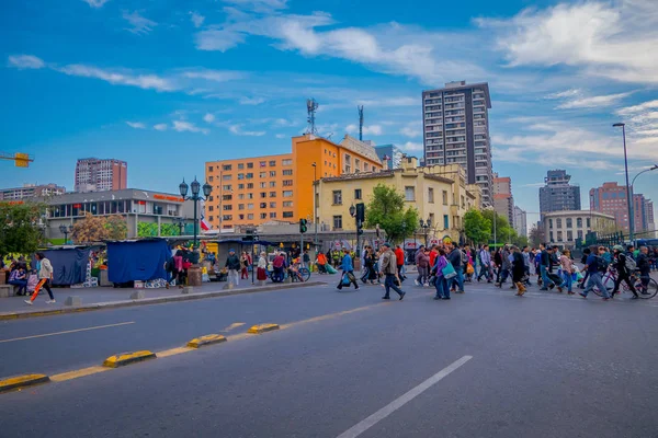 Santiago Chile Septiembre 2018 Personas Identificadas Cruzan Calle Centro Santiago — Foto de Stock