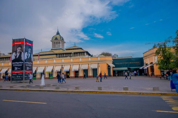 Santiago, Chile - 13 September 2018: Utomhus syn på människor som gick framför marknaden nära centrala byst station i Santiago de Chile — Stockfoto