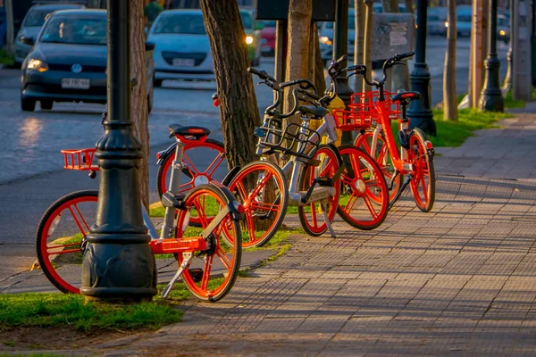 SANTIAGO, CHILI - 13 SEPTEMBRE 2018 : Vue extérieure des vélos garés en rangée dans le centre de la ville à Santiago, Chili — Photo
