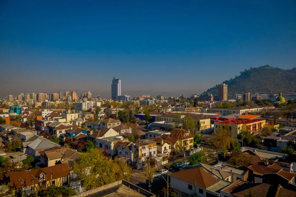 SANTIAGO, CHILE - 13 DE SEPTIEMBRE DE 2018: Vista al aire libre del horizonte de Santiago de Chile a los pies de la Cordillera de los Andes y edificios en el distrito de Providencia — Foto de Stock