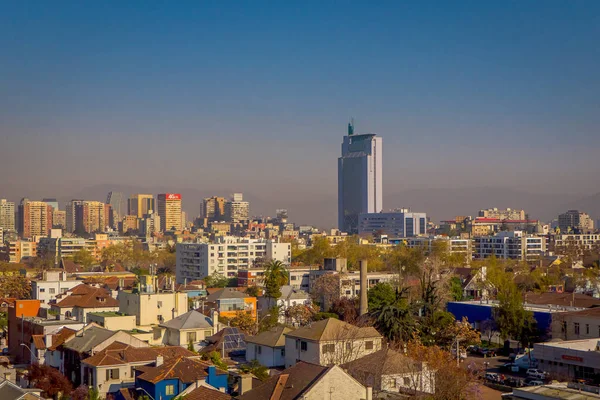 SANTIAGO, CHILE - 13 DE SEPTIEMBRE DE 2018: Vista al aire libre del horizonte de Santiago de Chile a los pies de la Cordillera de los Andes y edificios en el distrito de Providencia — Foto de Stock